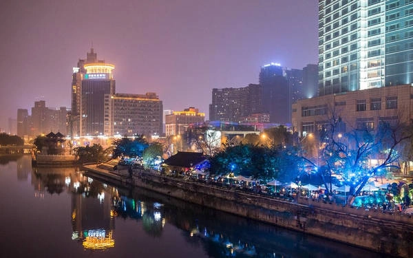 Các quán bar, câu lạc bộ đêm và nhà hàng có thể được tìm thấy dọc bờ sông Cẩm Giang lộng gió tại Lan Quế Phường. Các quán bar, câu lạc bộ đêm và nhà hàng có thể được tìm thấy dọc bờ sông Cẩm Giang lộng gió tại Lan Quế Phường.