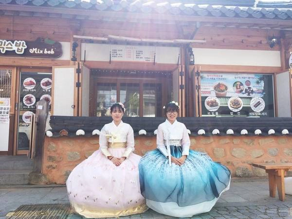 Một trong các hoạt động không thể thiếu khi đến Jeonju là thử hanbok (trang phục truyền thống của Hàn Quốc). So với Seoul thì giá thuê ở đây cao hơn, khoảng 25.000 won (500.000 đồng) cho 2h30 phút. Bạn có thể dễ dàng chọn được một chiếc áo đẹp để hóa thân thành những tiểu thư thời xưa. Ảnh: Mỹ Loan.