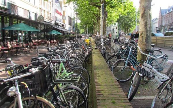 Thủ đô Amsterdam của Hà Lan là điểm đến nổi tiếng thế giới, với đường dành cho xe đạp trải dài hơn 400 km (248 dặm). Trong thành phố, hơn 60% người dân và du khách đi dạo bằng xe đạp. Thậm chí, cảnh sát cũng dùng xe đạp để đi tuần tra. Ước tính, Amsterdam có tới trên 1,2 triệu xe đạp, nhiều hơn cả số dân trong thành phố.