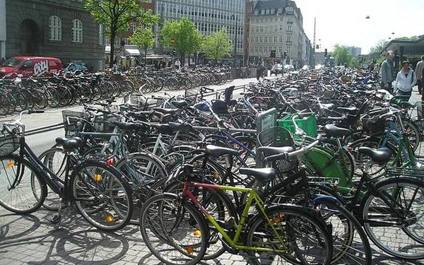 Thủ đô Copenhagen của Đan Mạch được biết đến là thành phố thân thiện với môi trường bậc nhất thế giới. Có tới hơn 400 km là đường bằng phẳng dành riêng cho xe đạp. Khoảng 50% người dân ở Copenhagen đi học hoặc đi làm bằng xe đạp hàng ngày.