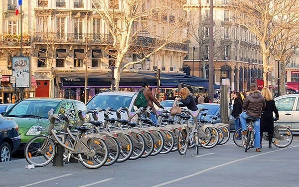 Thủ đô Paris của Pháp cũng có đường dành cho xe đạp trải dài hơn 440 km (270 dặm). Ở đây còn có cả dịch vụ cho thuê xe đạp có tên là ‘ Vélib’, cung cấp hơn 18.000 xe tại 1.230 nhà ga trên khắp thủ đô Paris và các vùng lân cận.