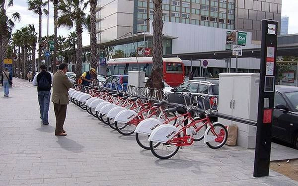 Thành phố Barcelona của Tây Ban Nha có hệ thống dùng chung xe đạp mang tên ‘Bicing’, cung cấp 6.000 xe đạp tại 420 nhà ga trên khắp thành phố.