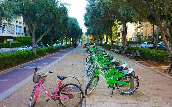 Thành phố Tel Aviv ở Israel có 100 km đường xe đạp và cũng có dịch vụ dùng chung xe đạp mang tên 'Tel-O-Fun’ ở 150 nhà ga. Khoảng 12% người dân Tel Aviv đi lại bằng xe đạp với địa hình bằng phẳng và thời tiết thuận lợi.