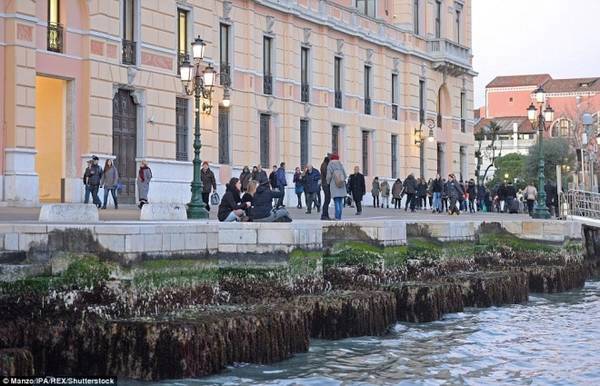 Trong những năm gần đây, hội đồng thành phố Venice ngày càng chi tiêu ít hơn cho việc cải tạo kênh rạch, thay vào đó là đầu tư vào dự án xây đập ngăn lũ MOSE trị giá 5,4 tỷ euro. Ngoài tình trạng khô hạn, Venice còn đang phải đối mặt với thách thức từ những cơn lũ lớn hàng năm. Thiên đường du lịch này dự đoán sẽ "biến mất" trong 20 năm tới vì vẫn đang lún đi 1-2 mm mỗi năm.