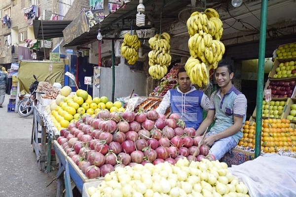 Tuy nhiên, vẫn có nhiều quầy trái cây tươi xen lẫn trong khu dân cư dơ bẩn, bụi bặm.