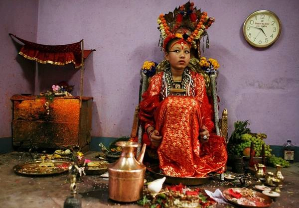 Ngoài thách thức khi phải tập đi ở tuổi mới lớn, những cô gái từng là Kumari phải chịu áp lực khác lớn hơn - mang tiếng sát chồng. Người Nepal từ xa xưa mê tín rằng những người đàn ông lấy người từng làm thánh sống sẽ yểu mệnh. Shakya bật cười khi được hỏi về điều này: "Đó chỉ là điều mê tín khi họ nói Kumari cứ lấy ai, người ấy sẽ chết. Tất cả những cô gái từng làm Kumari đều kết hôn, tôi cũng đã cưới được nửa năm". Ảnh: Paula Bronste.