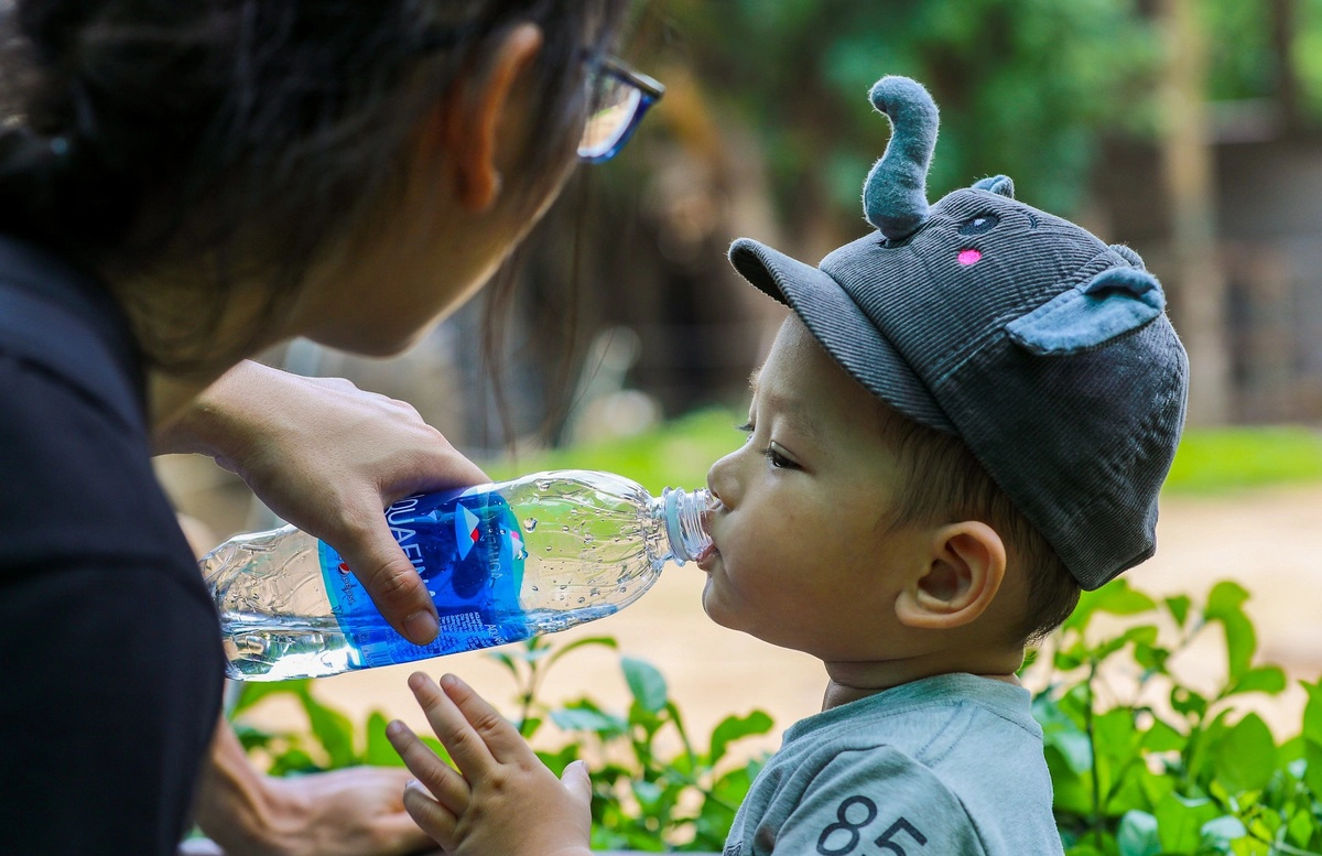 Để tránh nắng nóng, hầu hết cha mẹ nào cũng chuẩn bị đủ nước uống, quạt, dù.. cho trẻ.  "Sài Gòn mấy bữa nay nắng nóng quá. Gia đình tôi cũng muốn đưa các con đi tắm biển nhưng xa thành phố, lại sợ nơi nào cũng chen lấn nên chọn đi Thảo Cầm Viên cho gần", chị Thanh Hoa (ngụ quận 8) nói.