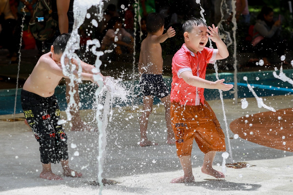 Khu công viên nước miễn phí cho thiếu nhi nhộn nhịp, hàng trăm trẻ thích thú nghịch nước giữa trưa nắng.  Thảo Cầm Viên Sài Gòn được xây dựng năm 1864 với tên gọi đầu tiên là Vườn Bách Thảo. Là nơi bảo tồn động thực vật có tuổi thọ đứng hàng thứ 8 trên thế giới, Thảo Cầm Viên cũng là một trong những công viên lớn nhất nước với hơn 1.000 cá thể động vật thuộc 125 loài, hơn 2.000 cây gỗ thuộc 260 loài, hàng chục loại lan nội địa, xương rồng, bonsai và thảm cỏ xanh trên diện tích hơn 17ha.