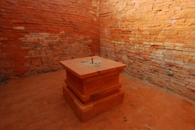 Bệ này được cho là nơi đặt linga (thể hiện đặc tính dương), yoni (tính âm). Bệ này được cho là nơi đặt linga (thể hiện đặc tính dương), yoni (tính âm).