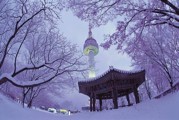 Tháp Namsan (N Seoul Tower) được xây dựng vào năm 1969 như là tháp truyền hình và đài phát thanh đầu tiên của Hàn Quốc. Bắt đầu từ khi mở cửa cho công chúng vào năm 1980, tháp đã trở thành một điểm tham quan rất thu hút đối với người dân Hàn lẫn khách du lịch. Ảnh: gajakorea.wordpress.com Tháp Namsan (N Seoul Tower) được xây dựng vào năm 1969 như là tháp truyền hình và đài phát thanh đầu tiên của Hàn Quốc. Bắt đầu từ khi mở cửa cho công chúng vào năm 1980, tháp đã trở thành một điểm tham quan rất thu hút đối với người dân Hàn lẫn khách du lịch. Ảnh: gajakorea.wordpress.com