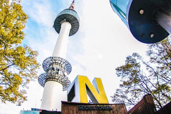 Hiện nay tháp Namsan là không gian văn hóa nổi tiếng với những buổi biểu diễn, chiếu phim, các cuộc triển lãm. Ở đây còn có chuỗi nhà hàng cao cấp và các quán bán đồ ăn nhẹ phục vụ du khách. Ảnh: Expedia.com Hiện nay tháp Namsan là không gian văn hóa nổi tiếng với những buổi biểu diễn, chiếu phim, các cuộc triển lãm. Ở đây còn có chuỗi nhà hàng cao cấp và các quán bán đồ ăn nhẹ phục vụ du khách. Ảnh: Expedia.com