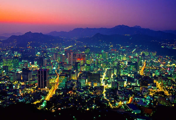 Tuy có rất nhiều địa điểm để du khách ngắm nhìn toàn cảnh thủ đô Seoul nhưng đài quan sát kỹ thuật số trên tháp Namsan là nơi tốt nhất để làm điều đó. Khách du lịch sẽ được chiêm ngưỡng cảnh quan thành phố sống động vào ban đêm với đài quan sát 360˚. Ảnh: blaineharrington.photoshelter.com Tuy có rất nhiều địa điểm để du khách ngắm nhìn toàn cảnh thủ đô Seoul nhưng đài quan sát kỹ thuật số trên tháp Namsan là nơi tốt nhất để làm điều đó. Khách du lịch sẽ được chiêm ngưỡng cảnh quan thành phố sống động vào ban đêm với đài quan sát 360˚. Ảnh: blaineharrington.photoshelter.com