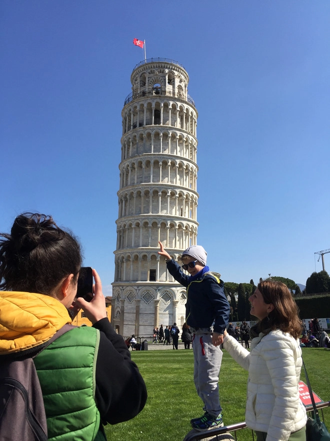 Cận cảnh tháp nghiêng Pisa nổi tiếng của Italy.
