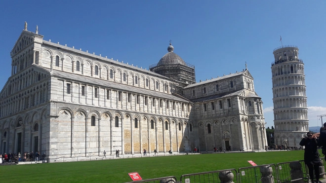 Thật ra tháp nghiêng Pisa được xây dựng với mục đích làm tháp chuông cho nhà thờ Santa Maria Assunta thôi đó...Tháp nghiêng là do… tính toán không cẩn thận!