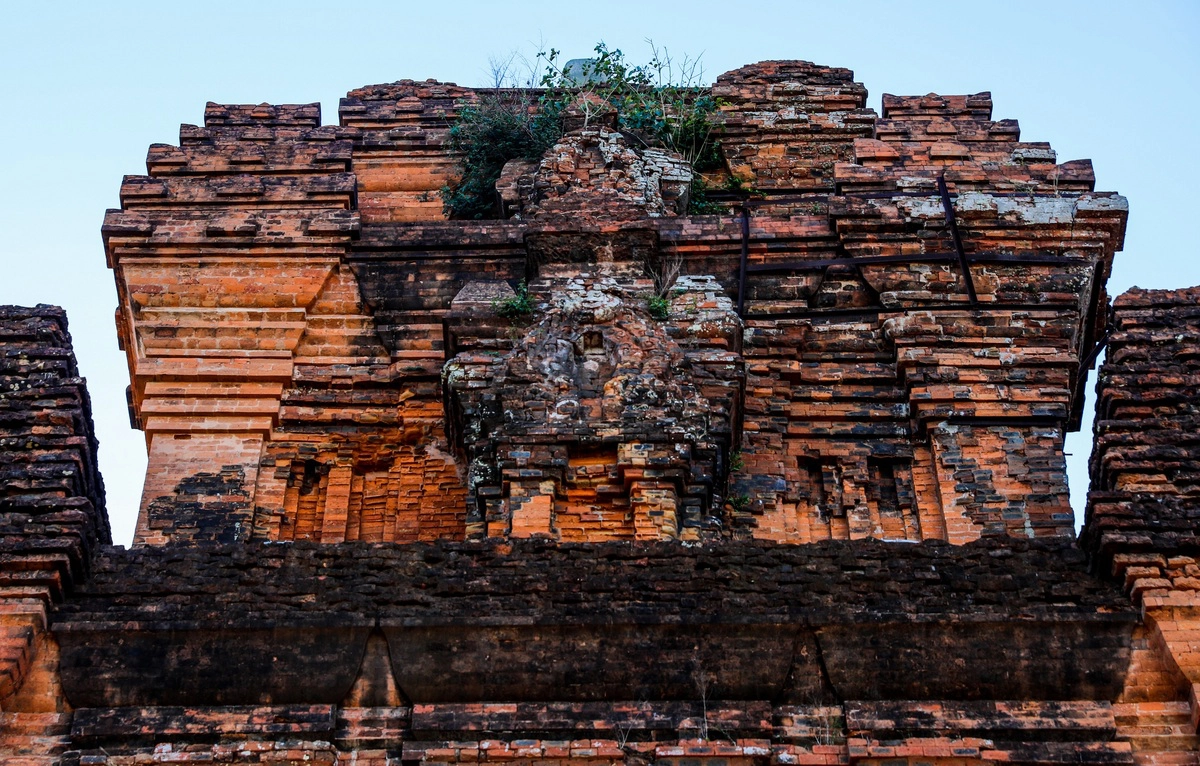 Trải qua hàng trăm năm tồn tại, ngôi tháp nhuốm màu cổ kính rêu phong.