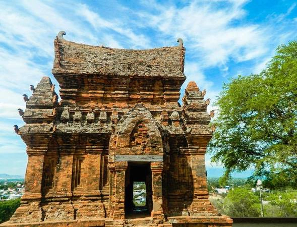 Du khách men theo những bậc tam cấp để bước lên ngọn đồi, tham quan toàn bộ ngôi tháp Lửa cao hơn 9 m. Theo quan niệm của người Chăm, đây là nơi an nghỉ và chứa đồ vật cho những nghi lễ xưa kia. Du khách men theo những bậc tam cấp để bước lên ngọn đồi, tham quan toàn bộ ngôi tháp Lửa cao hơn 9 m. Theo quan niệm của người Chăm, đây là nơi an nghỉ và chứa đồ vật cho những nghi lễ xưa kia.