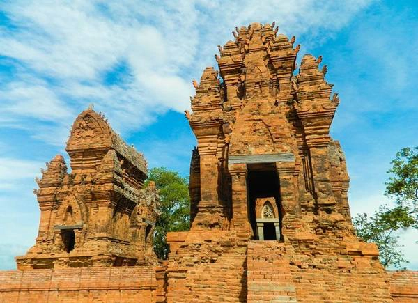 Tháp Cổng cũng là nơi dừng chân nghỉ ngơi, tĩnh tâm trước khi vào tháp Chính. Tháp Cổng cũng là nơi dừng chân nghỉ ngơi, tĩnh tâm trước khi vào tháp Chính.