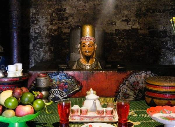 Trong ngôi tháp Chính thờ vua Po Klong Garai (1151 - 1205) với biểu tượng Mukha - Linga. Ngài là người có công trạng to lớn trong việc xây dựng hệ thống dẫn thủy nhập điền phục vụ nông nghiệp của người Chăm trong vùng. Công trình của vị vua nổi tiếng này vẫn được sử dụng cho đến ngày hôm nay là đập Nha Trinh và kênh Chàm. Trong ngôi tháp Chính thờ vua Po Klong Garai (1151 - 1205) với biểu tượng Mukha - Linga. Ngài là người có công trạng to lớn trong việc xây dựng hệ thống dẫn thủy nhập điền phục vụ nông nghiệp của người Chăm trong vùng. Công trình của vị vua nổi tiếng này vẫn được sử dụng cho đến ngày hôm nay là đập Nha Trinh và kênh Chàm.