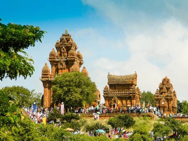 Vào cuối tháng 10 hàng năm, người Chăm Ninh Thuận thường hành hương đến tháp vào dịp lễ hội Kate. Đến đây mọi người cùng cúng tế và cầu nguyện cho mùa màng bội thu. Trang phục rực rỡ của các thiếu nữ cùng sắc màu đỏ trắng độc đáo của chức sắc Chăm là một trong những điểm thu hút của lễ hội này. Vào cuối tháng 10 hàng năm, người Chăm Ninh Thuận thường hành hương đến tháp vào dịp lễ hội Kate. Đến đây mọi người cùng cúng tế và cầu nguyện cho mùa màng bội thu. Trang phục rực rỡ của các thiếu nữ cùng sắc màu đỏ trắng độc đáo của chức sắc Chăm là một trong những điểm thu hút của lễ hội này.