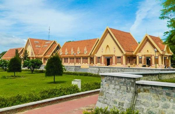 Dưới chân ngọn đồi Trầu là một loạt công trình phụ trợ nhằm phục vụ du khách tham quan như khu trưng bày sách, ảnh văn hóa Chăm, vật dụng truyền thống Chăm và các món quà lưu niệm. Dưới chân ngọn đồi Trầu là một loạt công trình phụ trợ nhằm phục vụ du khách tham quan như khu trưng bày sách, ảnh văn hóa Chăm, vật dụng truyền thống Chăm và các món quà lưu niệm.