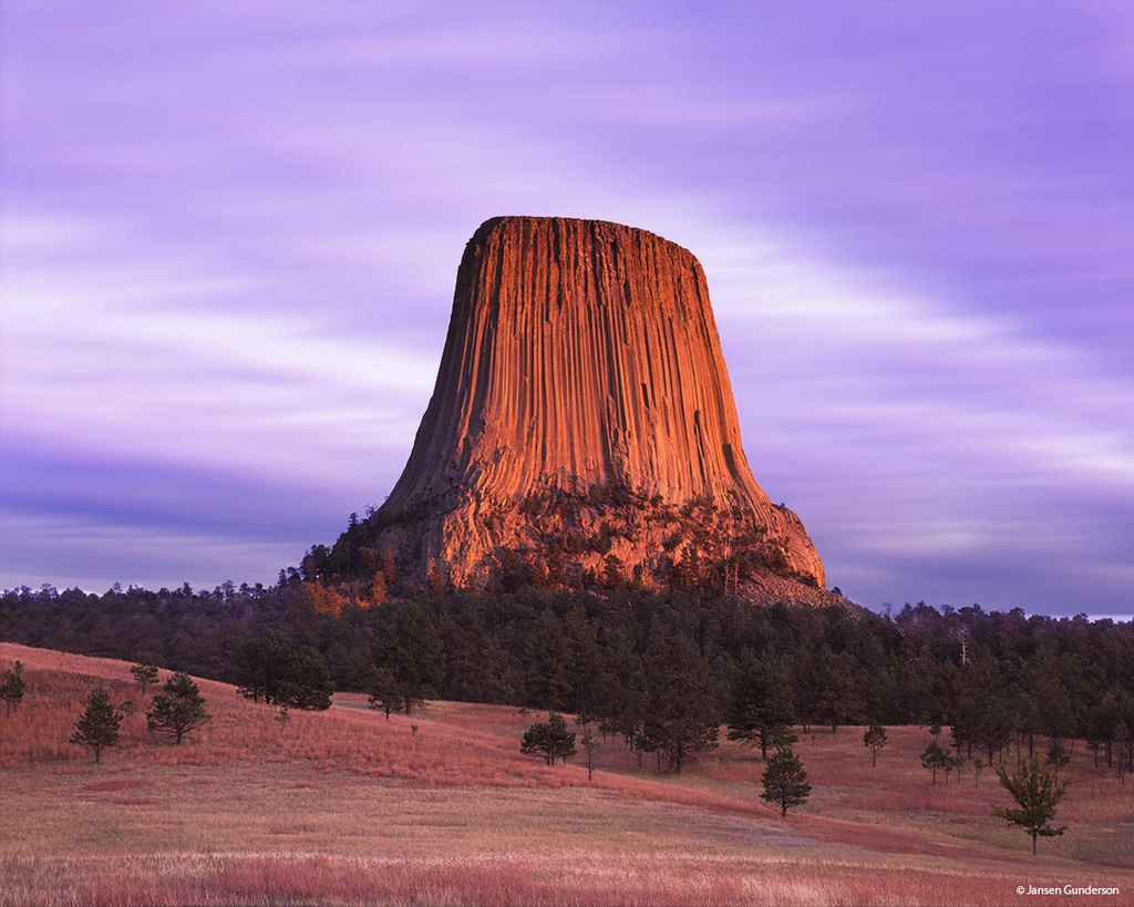 Tháp Quỷ (Mỹ): Nằm ở bang Wyoming, Tháp Quỷ tồn tại suốt 50 triệu năm là địa danh nổi tiếng được nhiều du khách ghé thăm khi đến Mỹ. Ngọn núi có cấu trúc đá nguyên khối dạng cột đứng khổng lồ, hình thành do hoạt động của núi lửa. Tháp Quỷ cao khoảng 264 m, phần đỉnh khá bằng phẳng với diện tích lớn gấp đôi một sân bóng đá. Ảnh: Jansengunderson.