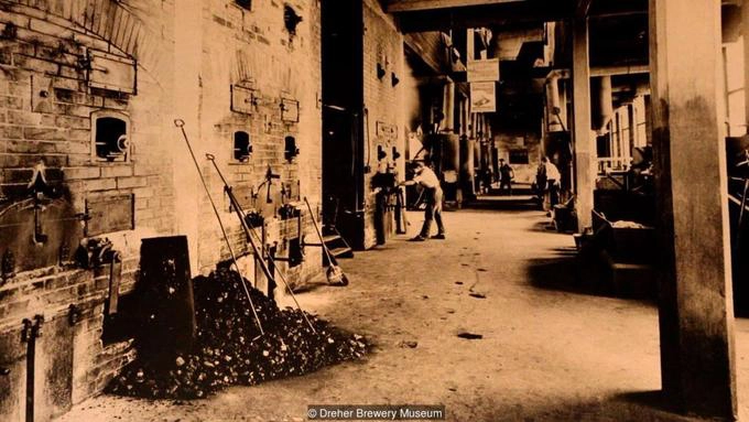 Theo Bolgar, lần cuối cùng đá vôi còn được khai thác ở Budapest là vào cuối năm 1890. Khi đó, các thợ nấu rượu và bia đã sử dụng một số nơi ở mỏ để chưng cất và lên men nguyên liệu. Các hầm hiện được dùng làm nơi lặn cũng từng được những thợ nấu rượu đào sâu thêm để tạo giếng lấy nước sạch. Ngày nay, phần mỏ không bị ngập nước được mở cửa tự do cho khách tham quan vài lần một năm, đôi khi còn là chỗ tổ chức các cuộc thi chạy, đua xe. Theo Bolgar, lần cuối cùng đá vôi còn được khai thác ở Budapest là vào cuối năm 1890. Khi đó, các thợ nấu rượu và bia đã sử dụng một số nơi ở mỏ để chưng cất và lên men nguyên liệu. Các hầm hiện được dùng làm nơi lặn cũng từng được những thợ nấu rượu đào sâu thêm để tạo giếng lấy nước sạch. Ngày nay, phần mỏ không bị ngập nước được mở cửa tự do cho khách tham quan vài lần một năm, đôi khi còn là chỗ tổ chức các cuộc thi chạy, đua xe.