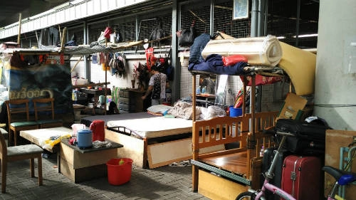 Cuộc sống bên dưới một cây cầu tại Sham Shui Po. Ảnh: Hong Kong Free Press.