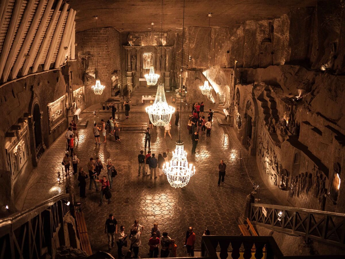 Mỏ muối Wieliczka nằm ở miền nam Ba Lan, là một trong những mỏ cổ nhất và được UNESCO công nhận Di sản thế giới. Các hang động rỗng còn lại sau quá trình khai mỏ đã được sửa sang qua nhiều năm để biến thành một "thế giới mới". Đại sảnh được thắp đèn chùm làm từ muối, các nhà nguyện dành để thờ các vị thánh Ba Lan và những lối đi đều được xây dựng sao cho người đi từ đâu cũng có thể ngắm các hồ nước ngay trong mỏ.  Mỏ Wieliczka được khai thác từ thế kỷ 13 tới năm 1996, sau đó nơi này chuyển thành điểm du lịch. Du khách tới đây có cơ hội tham gia tour đi bộ khám phá ở độ sâu tới 137 m. Ảnh: Pinterest.