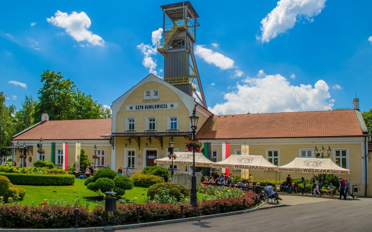 Wieliczka nằm cách thành phố cổ Krakow 16 km. Thoạt nhìn tòa nhà dẫn vào cổng mỏ có quy mô rất khiêm tốn so với không gian khổng lồ nằm dưới lòng đất. Ảnh: Musement.