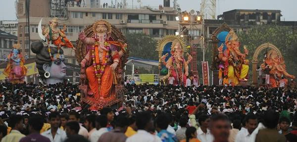 Một lễ hội khác nổi tiếng ở Ấn Độ là lễ hội thần Ganesh kéo dài 10 ngày (khoảng nửa cuối tháng 8 đến giữa tháng 9 hàng năm) ở Mumbai. Theo Hindu giáo, đầu (voi) của thần Gagesha tượng trưng cho tự ngã, thực tại tối hậu của con người; còn thân (người) của Thần là sự hiện hữu của con người nơi cõi đời trần tục. Thần Ganesh là biểu tượng cho sự thịnh vượng, giàu có và trí tuệ thông thái, hiểu biết rộng, rất được lòng chúng sinh. Ảnh: washingtonpost Một lễ hội khác nổi tiếng ở Ấn Độ là lễ hội thần Ganesh kéo dài 10 ngày (khoảng nửa cuối tháng 8 đến giữa tháng 9 hàng năm) ở Mumbai. Theo Hindu giáo, đầu (voi) của thần Gagesha tượng trưng cho tự ngã, thực tại tối hậu của con người; còn thân (người) của Thần là sự hiện hữu của con người nơi cõi đời trần tục. Thần Ganesh là biểu tượng cho sự thịnh vượng, giàu có và trí tuệ thông thái, hiểu biết rộng, rất được lòng chúng sinh. Ảnh: washingtonpost