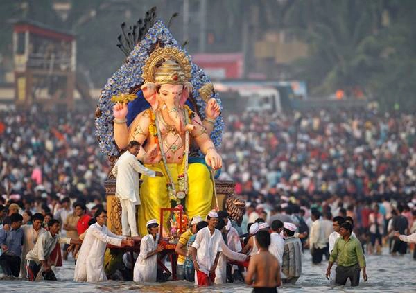 Trong suốt lễ hội, những tín đồ sẽ đem bức tượng thần Ganesh đầu voi mình người xuống biển, hồ, sông để gột rửa bụi trần và bày tỏ lòng thành. Ảnh: bharatmonuments Trong suốt lễ hội, những tín đồ sẽ đem bức tượng thần Ganesh đầu voi mình người xuống biển, hồ, sông để gột rửa bụi trần và bày tỏ lòng thành. Ảnh: bharatmonuments