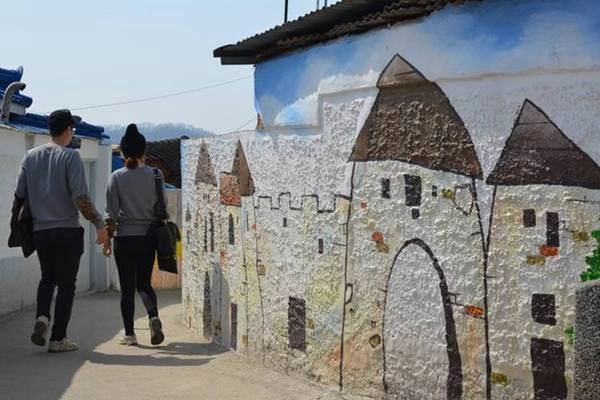 3. Làng Jeonju Jaman, Jeonju: Tọa lạc trên đồi cao nhìn xuống thành phố Jeonju, ngôi làng ánh trăng Jeonju Jaman hấp dẫn du khách cũng nhờ những tác phẩm vẽ trên tường và phòng tranh. Dạo bước dọc theo các khu phố, hay ngồi thưởng thức cà phê và thả hồn vào nghệ thuật đường phố sẽ mang đến cảm xúc nên thơ tuyệt vời. Ảnh: Trent Holden/Lonly Planet.
