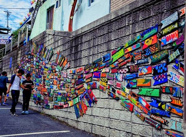 4. Làng Văn hóa Gamcheon, Busan: Năm 2009, một nhóm sinh viên đã chung tay thực hiện dự án nghệ thuật nhằm tái thiết làng Gamcheon đang xuống cấp. Kể từ đó, nơi đây trở thành điểm đến nổi tiếng, với nghệ thuật đường phố trải dọc lối đi, làm bừng sáng những ngôi nhà cũ kĩ. Bạn có thể mua bản đồ hướng dẫn giúp tìm đến các địa điểm graffiti, quán cafe, phòng trưng bày nổi bật. Ảnh: Thethingsiamcrazyfor WordPress.