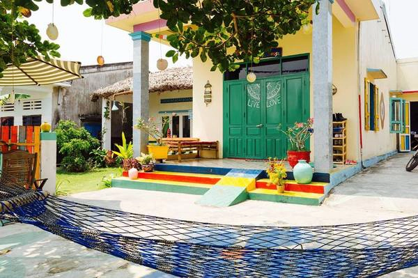 The Hoi An Hippie House gây ấn tượng với du khách ngay từ cái nhìn đầu tiên nhờ những màu sắc trang trí "bắt mắt". Ảnh: Facebook The Hoi An Hippie House The Hoi An Hippie House gây ấn tượng với du khách ngay từ cái nhìn đầu tiên nhờ những màu sắc trang trí "bắt mắt". Ảnh: Facebook The Hoi An Hippie House
