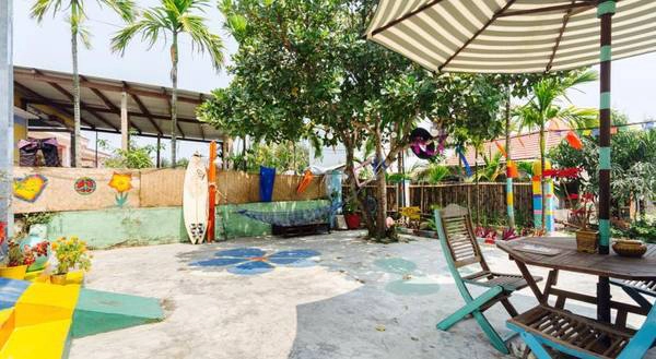 Khoảng sân nhỏ xinh phía trước The Hoi An Hippie House. Ảnh: Facebook The Hoi An Hippie House Khoảng sân nhỏ xinh phía trước The Hoi An Hippie House. Ảnh: Facebook The Hoi An Hippie House