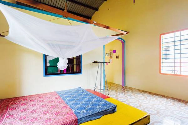 Phòng khách được trang bị với chiếc giường nệm lớn. Ảnh: Facebook The Hoi An Hippie House Phòng khách được trang bị với chiếc giường nệm lớn. Ảnh: Facebook The Hoi An Hippie House