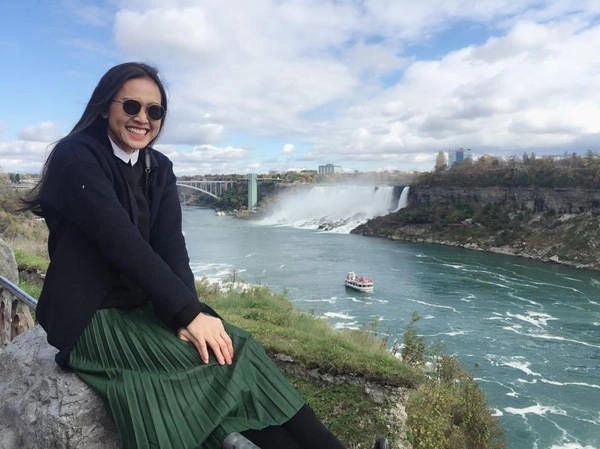 Dương Mỹ Linh chụp ảnh lưu niệm ở gần thác Niagara.