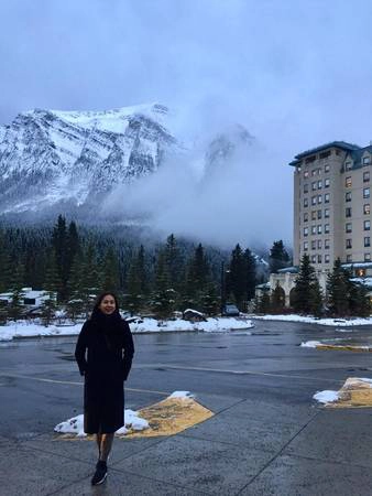 Fairmont's Chateau Lake Louise, một trong những khách sạn đường sắt lớn của Canada, nằm ​​trên bờ đông của hồ Louise.