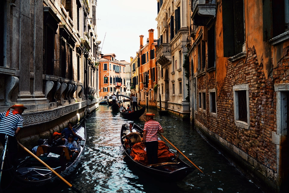Nằm ở phía đông bắc Italy, Venice nhìn trên cao như một mạng nhện khổng lồ được tạo thành từ 118 đảo và 175 kênh đào. Các đảo được nối với nhau bởi 444 cây cầu. Nằm ở phía đông bắc Italy, Venice nhìn trên cao như một mạng nhện khổng lồ được tạo thành từ 118 đảo và 175 kênh đào. Các đảo được nối với nhau bởi 444 cây cầu.