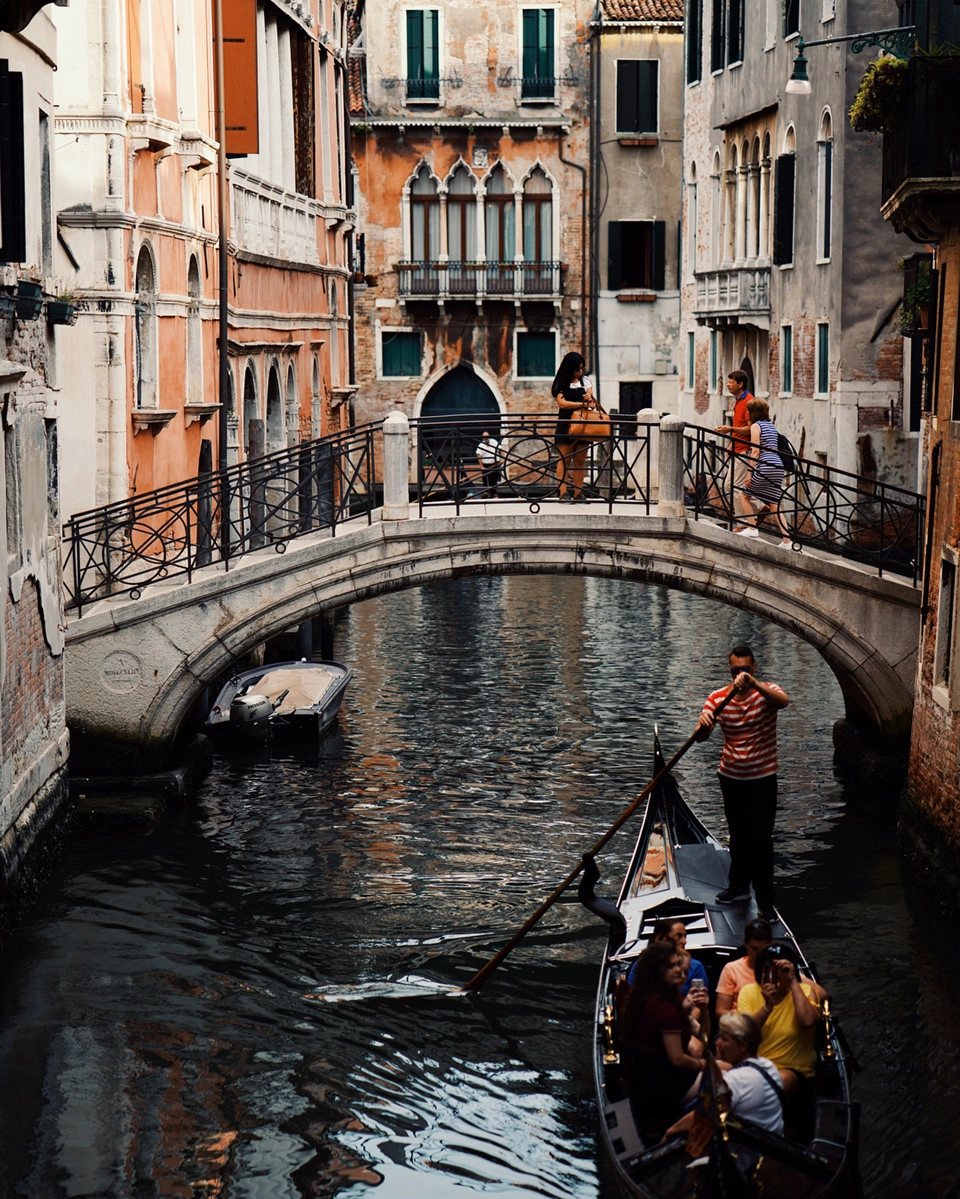 Trung tâm thành phố Venice là tập hợp những hòn đảo nhỏ nối với đất liền bởi chiếc cầu nhân tạo bắc qua biển. Phương tiện đi lại chủ yếu là water bus. Ngoài ra, một phương tiện tạo lên nét đặc trưng của Venice là thuyền gondola với những người lái thuyền vừa lái vừa hát. Trung tâm thành phố Venice là tập hợp những hòn đảo nhỏ nối với đất liền bởi chiếc cầu nhân tạo bắc qua biển. Phương tiện đi lại chủ yếu là water bus. Ngoài ra, một phương tiện tạo lên nét đặc trưng của Venice là thuyền gondola với những người lái thuyền vừa lái vừa hát.