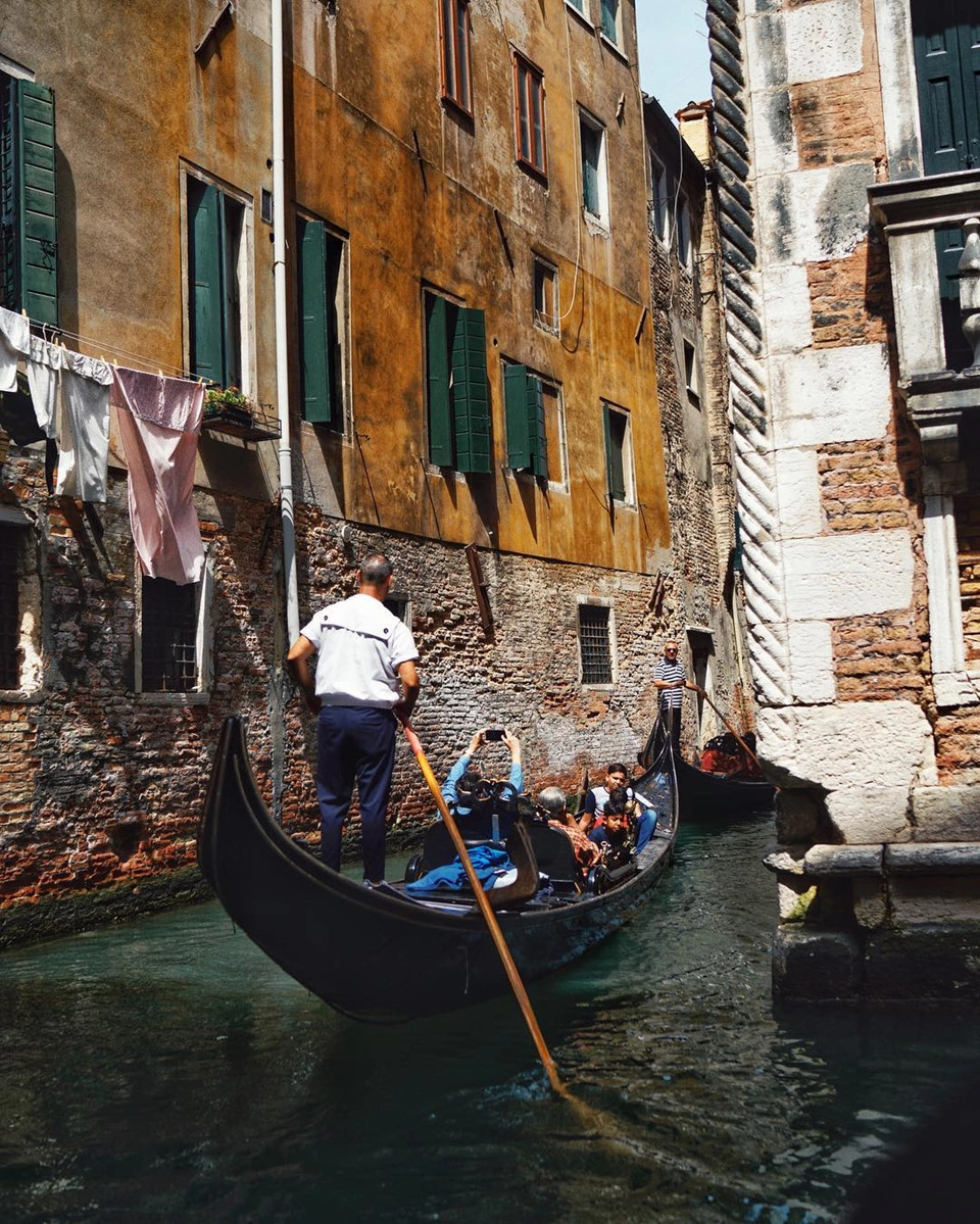 Venice còn là thành phố của những chiếc mặt nạ cầu kỳ đủ màu sắc, hay đơn giản là những chậu hoa xinh xắn bên ô cửa của những ngôi nhà khoác màu áo thời gian thanh bình, cổ kính. Trên trang cá nhân của mình, Châu Bùi thường xuyên chia sẻ khoảnh khắc bình yên, thư giãn trong kỳ nghỉ sau chuỗi ngày làm việc vất vả. Venice còn là thành phố của những chiếc mặt nạ cầu kỳ đủ màu sắc, hay đơn giản là những chậu hoa xinh xắn bên ô cửa của những ngôi nhà khoác màu áo thời gian thanh bình, cổ kính. Trên trang cá nhân của mình, Châu Bùi thường xuyên chia sẻ khoảnh khắc bình yên, thư giãn trong kỳ nghỉ sau chuỗi ngày làm việc vất vả.