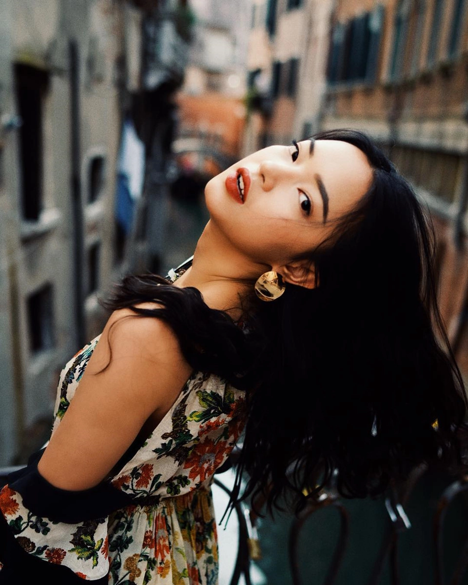 "Thành phố tình yêu này đủ khiến bạn mê mẩn chứ? Nếu có cơ hội đến Venice, đừng quên viết tên người mình yêu lên những viên gạch hồng, biết đâu bạn sẽ có một tình yêu bền đẹp như người ta vẫn hay nói với nhau", hot girl chia sẻ. "Thành phố tình yêu này đủ khiến bạn mê mẩn chứ? Nếu có cơ hội đến Venice, đừng quên viết tên người mình yêu lên những viên gạch hồng, biết đâu bạn sẽ có một tình yêu bền đẹp như người ta vẫn hay nói với nhau", hot girl chia sẻ.