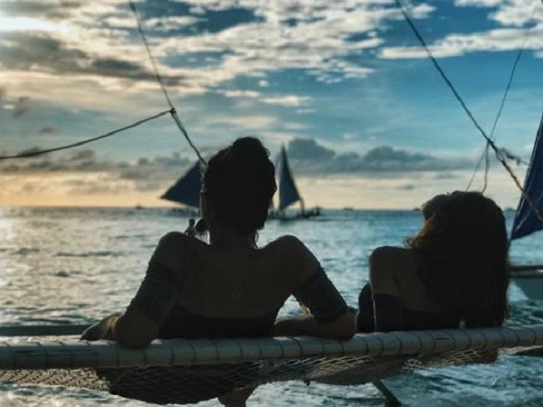 theo-chan-hai-co-ban-xinh-dep-kham-pha-thien-duong-bien-boracay-ivivu-11