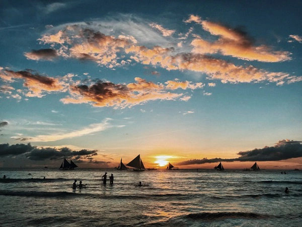 theo-chan-hai-co-ban-xinh-dep-kham-pha-thien-duong-bien-boracay-ivivu-12
