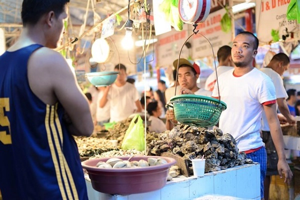 theo-chan-hai-co-ban-xinh-dep-kham-pha-thien-duong-bien-boracay-ivivu-3