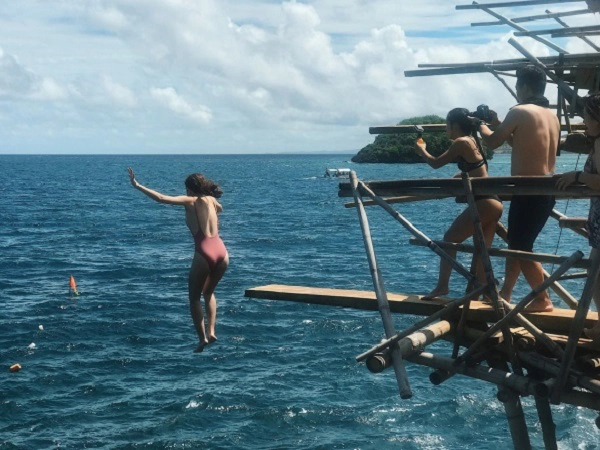 theo-chan-hai-co-ban-xinh-dep-kham-pha-thien-duong-bien-boracay-ivivu-6