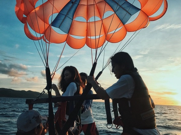 theo-chan-hai-co-ban-xinh-dep-kham-pha-thien-duong-bien-boracay-ivivu-7