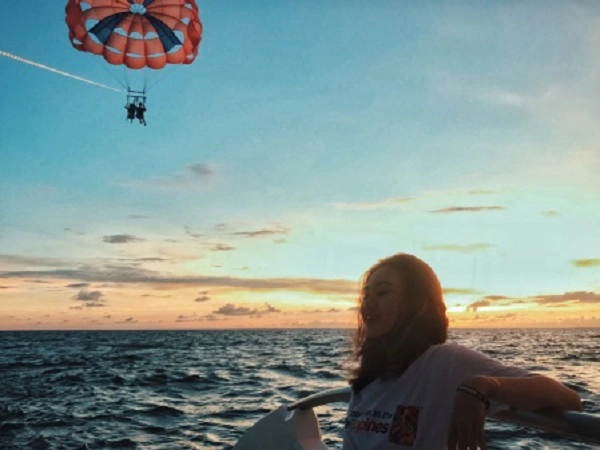 theo-chan-hai-co-ban-xinh-dep-kham-pha-thien-duong-bien-boracay-ivivu-8