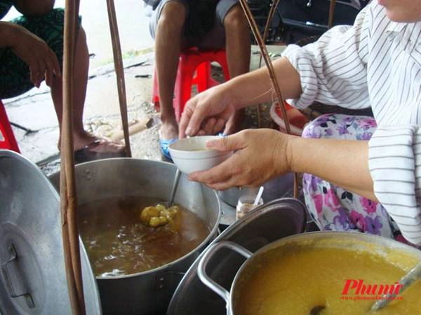 Đến Hội An, bất cứ lúc nào tôi cũng muốn đi bộ ra đường và ăn thứ gì đó, dù sáng hay tối, dù nắng hay mưa. Ăn hàng ở phố cổ, ngồi ở vệ đường không xô bồ, không sợ khói bụi, xe cộ, lại thêm khung cảnh quá nên thơ nên thấy cũng tao nhã hơn nhiều. Món đầu tiên cần liệt vào danh sánh ăn hàng ở Hội An là chè. Người bán chè gánh ngồi khiêm tốn ở một góc đường, xung quanh xếp ghế, khách cứ tới mà ăn. Đến Hội An, bất cứ lúc nào tôi cũng muốn đi bộ ra đường và ăn thứ gì đó, dù sáng hay tối, dù nắng hay mưa. Ăn hàng ở phố cổ, ngồi ở vệ đường không xô bồ, không sợ khói bụi, xe cộ, lại thêm khung cảnh quá nên thơ nên thấy cũng tao nhã hơn nhiều. Món đầu tiên cần liệt vào danh sánh ăn hàng ở Hội An là chè. Người bán chè gánh ngồi khiêm tốn ở một góc đường, xung quanh xếp ghế, khách cứ tới mà ăn.