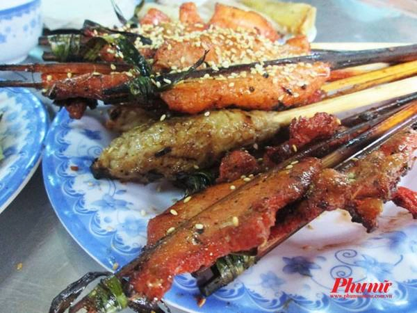 Hội An cũng nổi tiếng với món thịt kẹp que tre nướng mà phải ăn vỉa hè mới thích. Người bán thịt chỉ có một gánh nhỏ với bếp than, vài chiếc ghế con, thúng đựng các loại gia vị, rau, nước chấm và những xiên thịt đã được tẩm ướp sẵn. Khách muốn ăn, người bán sẽ nướng ngay tại chỗ, dọn ra nóng hổi, thịt thơm phức. Khi ăn, cuộn với rau sống, bánh tráng và chấm món nước chấm được pha khéo có đậu phộng thơm béo. Tìm ăn thịt nướng ở Hội An rất dễ, quanh khu vực cầu An Hội cũng có những gánh bán, từ 14h trở đi. Hội An cũng nổi tiếng với món thịt kẹp que tre nướng mà phải ăn vỉa hè mới thích. Người bán thịt chỉ có một gánh nhỏ với bếp than, vài chiếc ghế con, thúng đựng các loại gia vị, rau, nước chấm và những xiên thịt đã được tẩm ướp sẵn. Khách muốn ăn, người bán sẽ nướng ngay tại chỗ, dọn ra nóng hổi, thịt thơm phức. Khi ăn, cuộn với rau sống, bánh tráng và chấm món nước chấm được pha khéo có đậu phộng thơm béo. Tìm ăn thịt nướng ở Hội An rất dễ, quanh khu vực cầu An Hội cũng có những gánh bán, từ 14h trở đi.